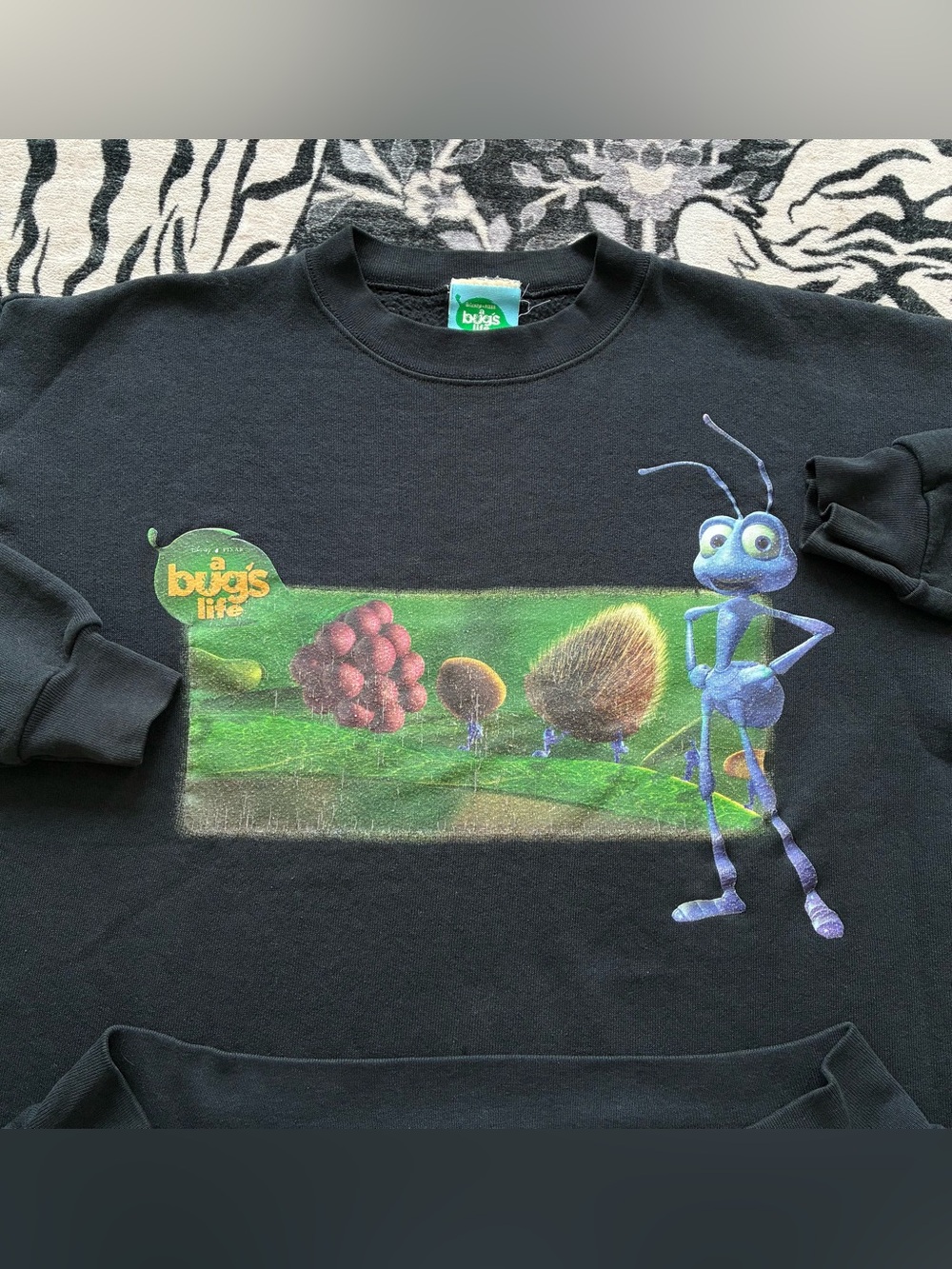 000 - VINTAGE 90s A BUGS LIFE WALT DISNEY ANIMATED MOVIE PROMO SWEATSHIRT